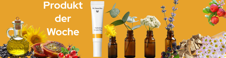 Dr. Hauschka Hydrating Serum Plus mit Heilpflanzen in braunen Fläschchen auf orangefarbenem Hintergrund