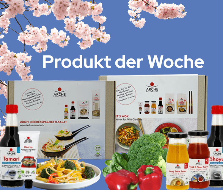 Produkt der Woche mit japanischen Zutaten und frischem Gemüse vor blauem Hintergrund und Kirschblüten