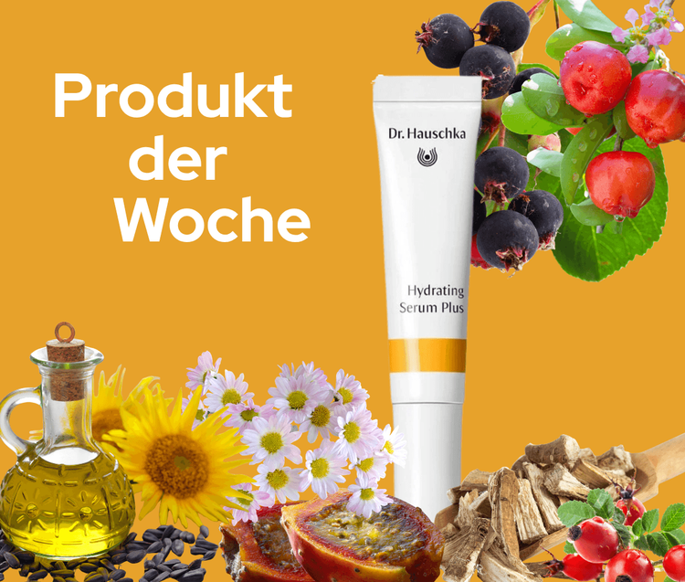 Dr. Hauschka Hydrating Serum Plus mit natürlichen Zutaten wie Blumen, Öl, Beeren und Wurzeln vor orangefarbenem Hintergrund