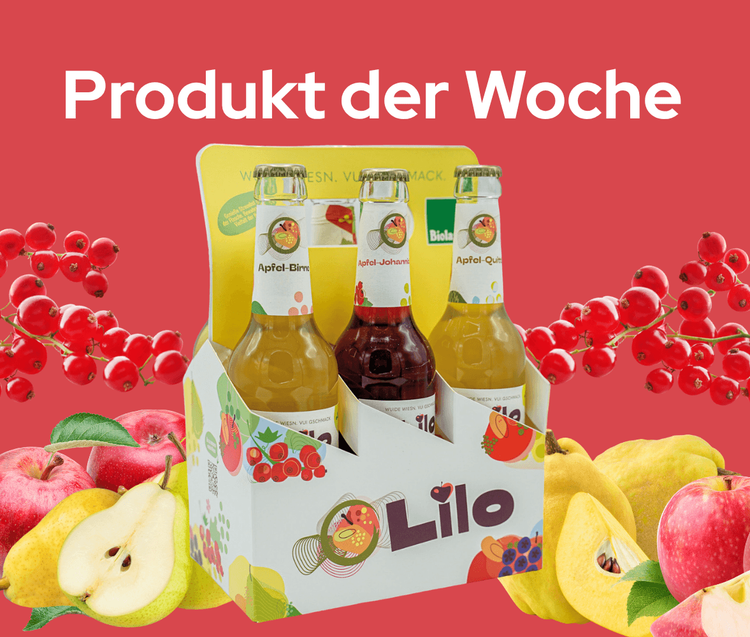Drei Flaschen Lilo Fruchtsaft im Mehrwegträger mit Apfel-, Birnen- und Quittenaroma vor rotem Hintergrund