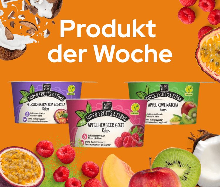 Drei vegane Super Fruits & Fibre Joghurts mit Apfel, Himbeere, Goji, Maracuja, Acerola, Kiwi und Kokos vor orangefarbenem Hintergrund.