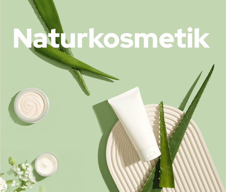 Naturkosmetik mit Aloe Vera Blättern und Cremetuben auf grünem Hintergrund