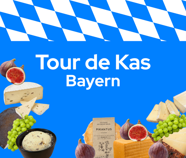 Bayerische Käseauswahl mit Feigen und Trauben vor blau-weißem Rautenmuster und Schrift Tour de Kas Bayern