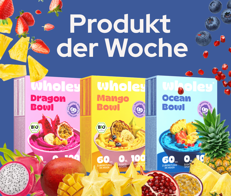 Drei Wholey Smoothie Bowls Sorten Dragon, Mango und Ocean mit frischen Früchten vor blauem Hintergrund
