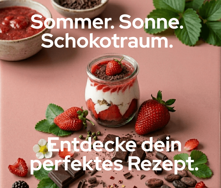 Glas mit Erdbeer-Joghurt-Dessert, frischen Erdbeeren und Schokolade auf rosa Untergrund