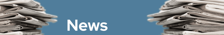 Zwei stapel gefalteter Zeitungen vor blauem Hintergrund mit dem weißen Text News
