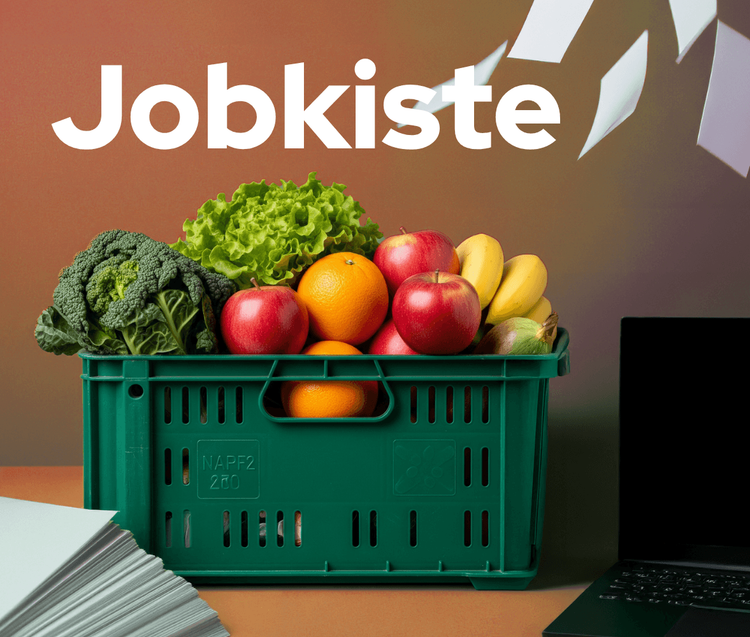 Grüne Kiste mit frischem Obst und Gemüse vor einem braunen Hintergrund mit dem Text Jobkiste