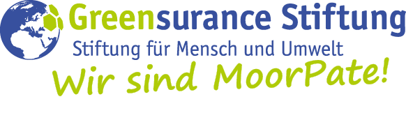 KI generiert: Das Bild zeigt das Logo der "Greensurance Stiftung", einer Stiftung für Mensch und Umwelt, mit dem Slogan "Wir sind MoorPate!". Es enthält ein grafisches Element einer Erdkugel mit einem Blatt.